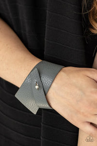 Paparazzi PIECE Offering - Silver Bracelet