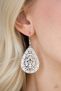 Paparazzi Indie Idol - White - Earrings
Brushed in a refreshing white finish, vine-like filigree climbs a shimmery silver teardrop for a whimsical look. Earring attaches to a standard fishhook fitting.