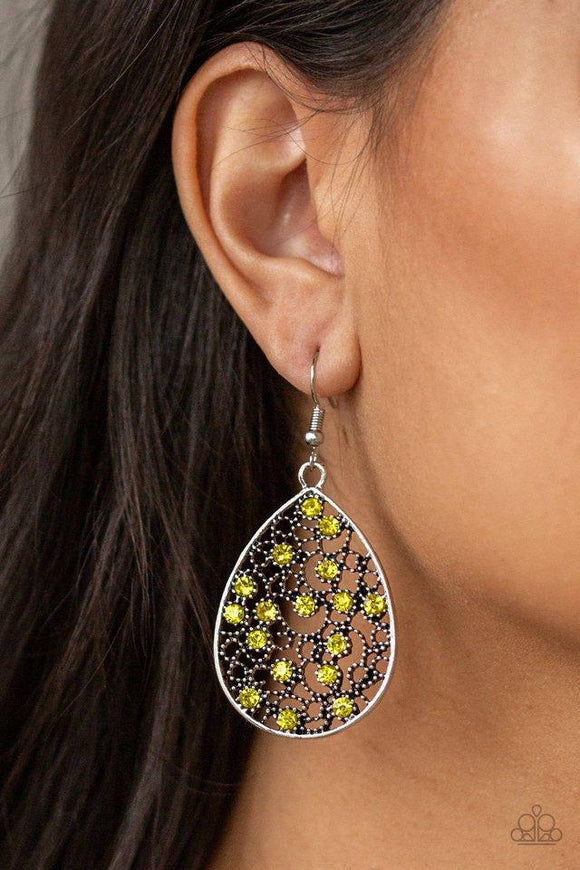 Paparazzi Dazzling Dew- Yellow Dotted silver filigree swirls along a teardrop frame, creating a vine-like backdrop. Glittery yellow rhinestones are sprinkled along the whimsical frame for a colorful finish. Earring attaches to a standard fishhook fitting.

