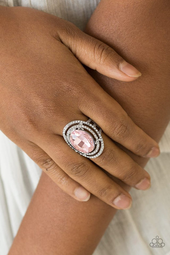Paparazzi Making History - Pink - Ring
A glittery pink gem sits atop stacked silver frames radiating with glassy white rhinestones for a timeless look. Features a stretchy band for a flexible fit.