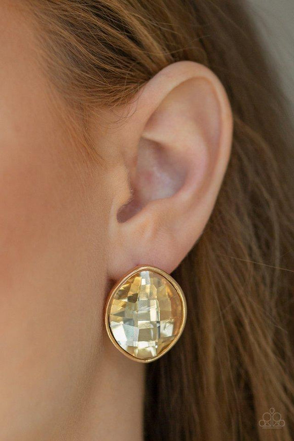 Paparazzi Movie Star Sparkle - Gold Featuring a faceted finish, an oversized marquise-shaped gem is nestled in a sleek gold frame for an undeniably statement-making look. Earring attaches to a standard post fitting.
