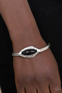 Paparazzi Mason Minimalism - Black A collection of hammered silver frames are threaded along a stretchy band around the wrist. Infused with a shiny black beaded center, an abstract frame adorns the center for a handcrafted look.

