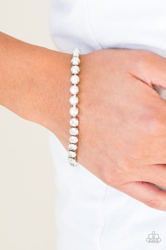 Paparazzi Out Like A SOCIALITE - White - Bracelet
Featuring square silver fittings, a row of pearly white beads connect with a row of glittery white rhinestones for a modern twist. Features an adjustable clasp closure.