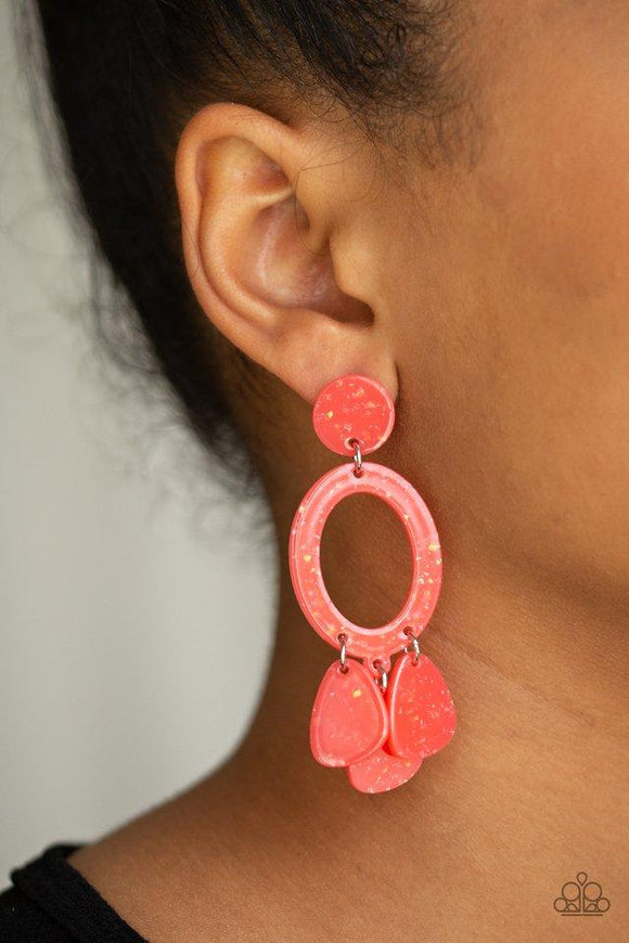 Paparazzi Sparkling Shores - Orange Sparkle flecked coral acrylic frames link into an abstract lure for a summery look. Earring attaches to a standard post fitting.

