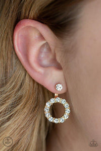 Paparazzi Diamond Halo - Gold
A solitaire white rhinestone attaches to a double-sided post, designed to fasten behind the ear. Encrusted in a ring of glassy white rhinestones, the glittery hoop peeks out beneath the ear for a glamorous look. Earring attaches to a standard post fitting.