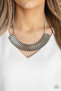 Paparazzi My Main MANE - Silver
Infused with dainty silver studs, sleek geometric silver plates connect with hammered silver triangles, creating a fierce half-moon plate below the collar. Features an adjustable clasp closure. 