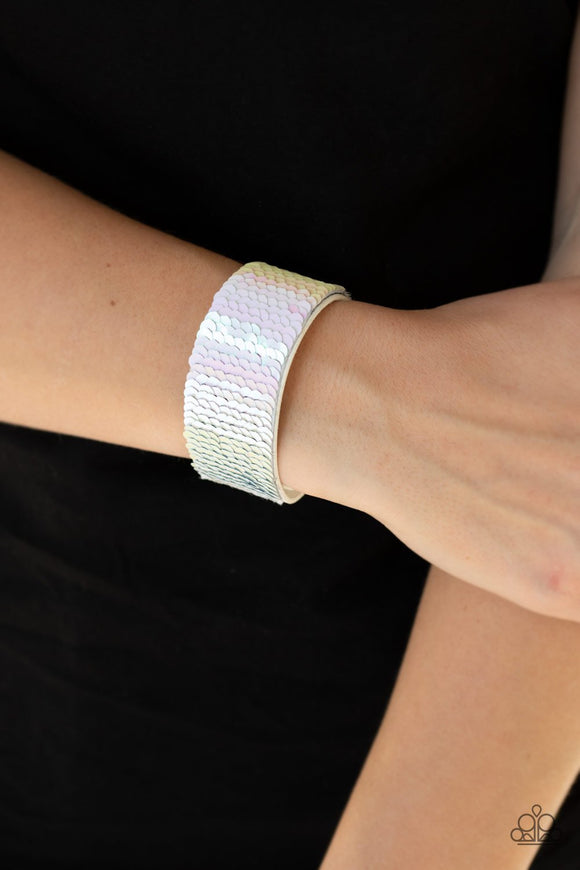 Paparazzi Mer-mazingly Mermaid - Pink
Row after row of shimmery sequins are stitched across the front of a white suede band. Bracelet features reversible sequins that change from silver to pink. Features an adjustable snap closure.
