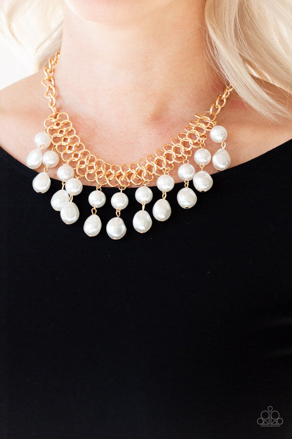 Paparazzi 5th Avenue Fleek - Gold - Necklace
A collection of classic and imperfect white pearls dangle from a web of interlocking gold links below the collar, adding a modern twist to the timeless palette. Features an adjustable clasp closure.