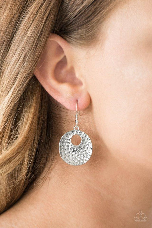 Paparazzi A Taste For Texture - Silver - Earrings
Embossed in tactile textures, a shimmery silver frame swings from the ear for an edgy look. Earring attaches to a standard fishhook fitting.
