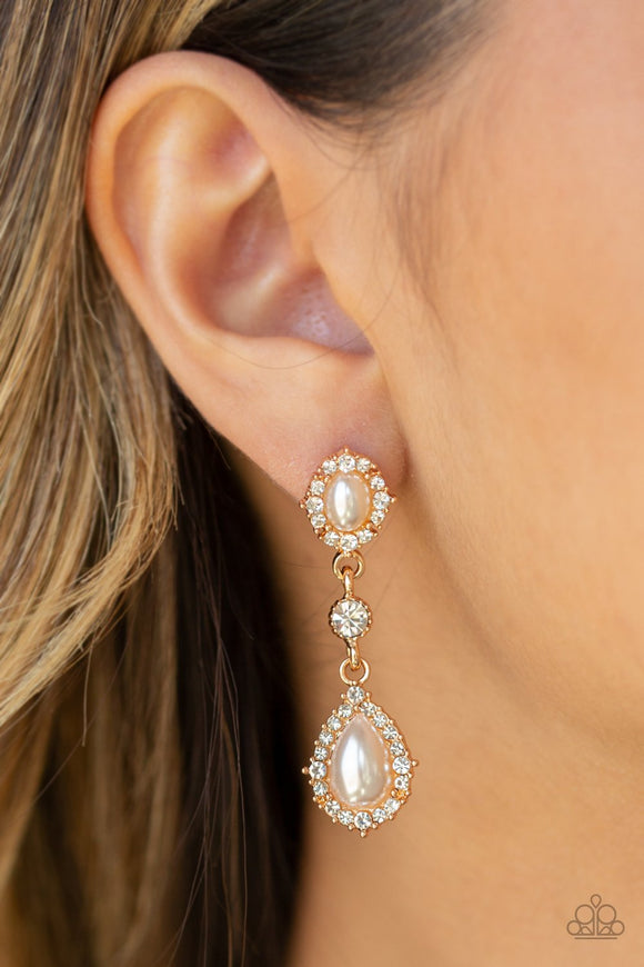 Paparazzi All Glowing - Gold - Earrings
A solitaire white rhinestone is linked between two pearly and white rhinestone encrusted frames, creating an elegant lure. Earring attaches to a standard post fitting.
