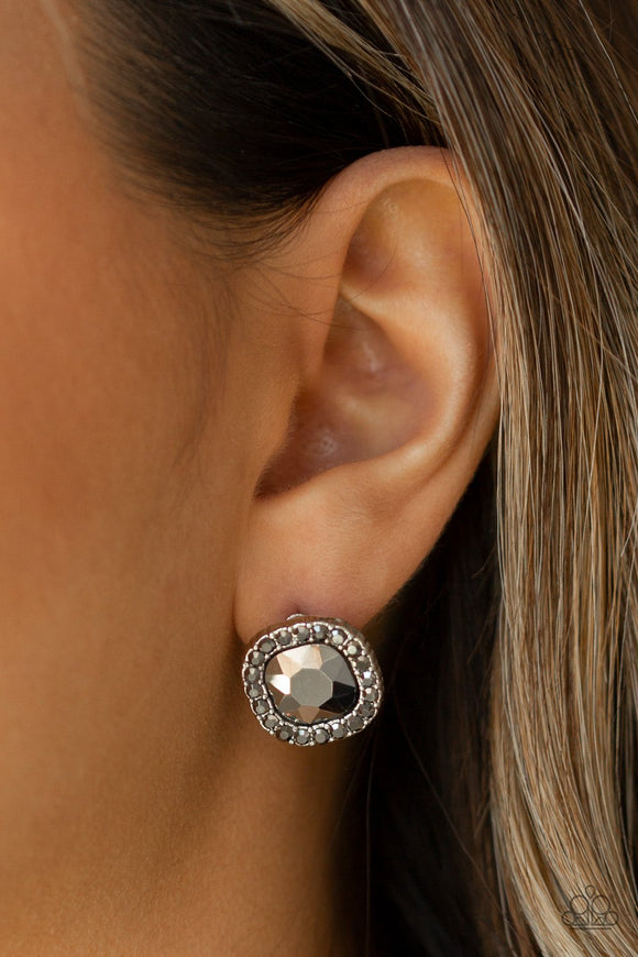 Paparazzi BLING-Tastic - White - Earrings
Featuring a regal square-cut, a glittery hematite gem is pressed into a frame radiating with glassy hematite rhinestones for a timeless flair. Earring attaches to a standard post fitting.
