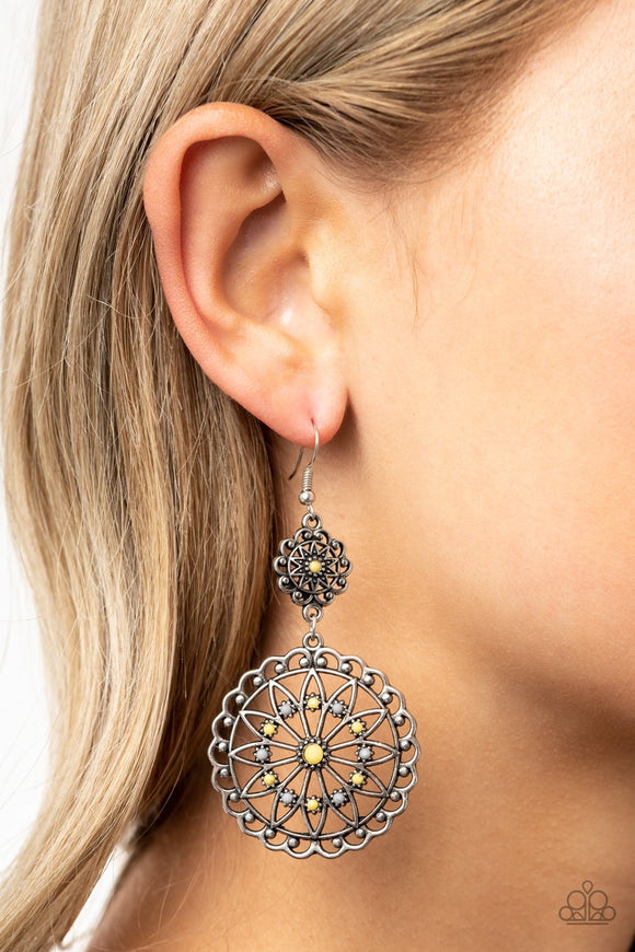 Paparazzi Beaded Brilliance - Yellow - Earrings
Dotted with dainty yellow and gray beads, a frilly floral frame swings from the bottom of a smaller matching frame, creating a whimsically stacked lure. Earring attaches to a standard fishhook fitting.
