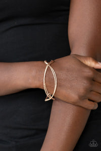 Paparazzi Bending Over Backwards - Rose Gold - Bracelet
Featuring diamond-cut texture, dainty rose gold bars delicately crisscross over and around the wrist, coalescing into an airy cuff.
