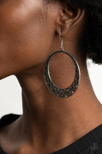 Paparazzi Bodaciously Blooming - Black - Earrings
Dotted with dainty black rhinestones, studded wheel-like frames connect into a studded hoop for a whimsical look. Earring attaches to a standard fishhook fitting.
