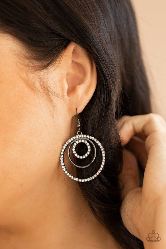 Paparazzi Bodaciously Bubbly - Black - Earrings
Plain gunmetal and white rhinestone encrusted silver rings ripple out into a bubbly hoop, creating a dizzying display. Earring attaches to a standard fishhook fitting.
