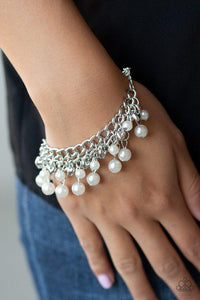 Paparazzi Duchess Diva - White - Bracelet
Tiers of dainty silver heart charms, dainty white pearls, and larger white pearls cascade below the collar, creating a flirtatiously layered fringe. Features an adjustable clasp closure. 
