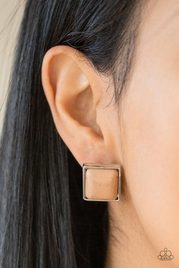 Paparazzi Eco Elegance - Brown - Earrings
Chiseled into a bold square, an earthy brown stone is pressed in the center of a classic silver frame for a seasonal flair. Earring attaches to a standard post fitting. 
