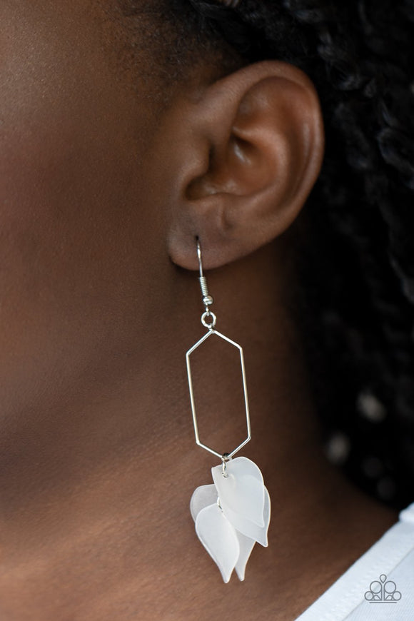 Paparazzi Extra Ethereal - White - Earrings
Curved white acrylic petals cluster at the bottom of an airy silver geometric frame, creating a whimsical lure. Earring attaches to a standard fishhook fitting.
