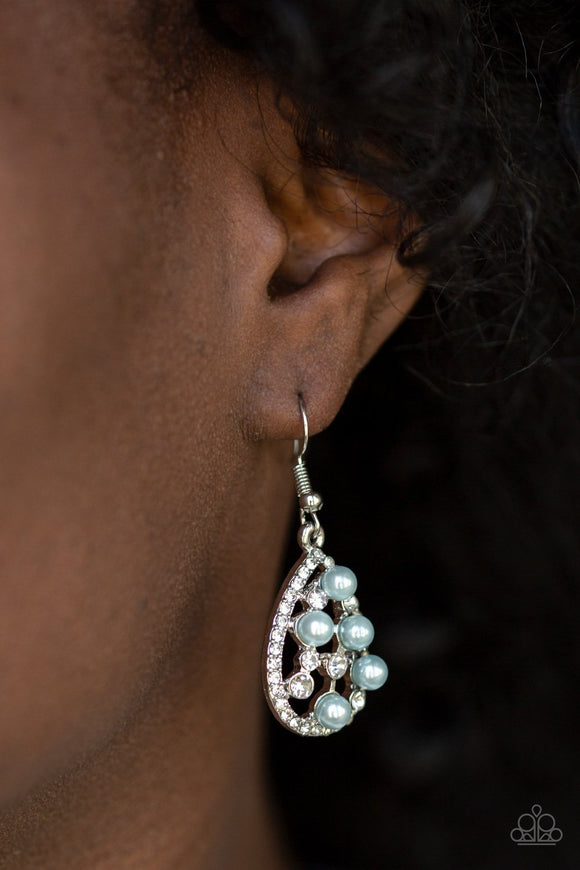 Paparazzi Fabulously Wealthy - Blue - Earrings
Glassy white rhinestones and pearly blue beads are sprinkled along the center of a rhinestone encrusted teardrop for a glamorous look. Earring attaches to a standard fishhook fitting.