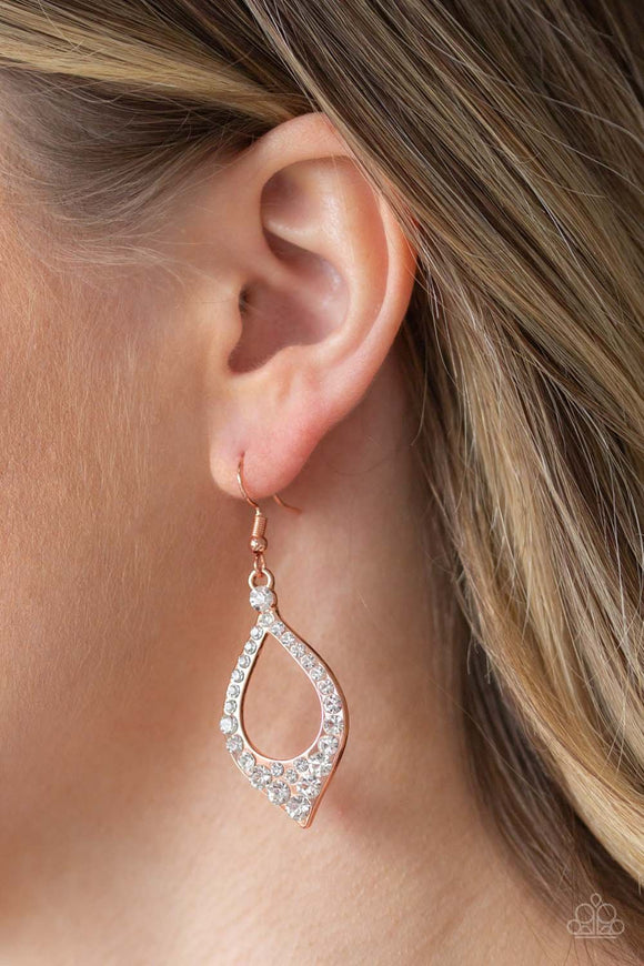 Paparazzi Finest First Lady - Copper - Earring
A glassy collection of white rhinestones are encrusted along the front of a flared teardrop frame, coalescing into a blinding shimmer. Earring attaches to a standard fishhook fitting.