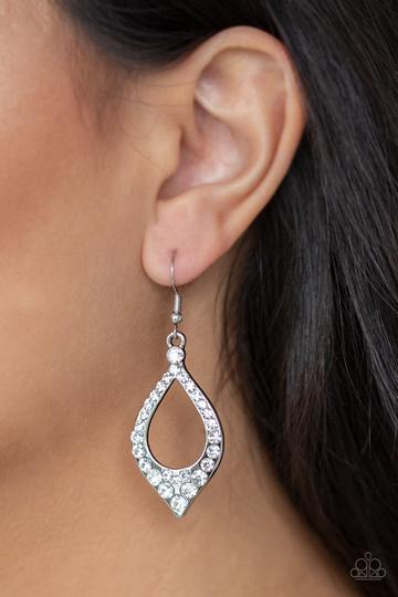 Paparazzi Finest First Lady - White - Earrings
A glassy collection of white rhinestones are encrusted along the front of a flared teardrop frame, coalescing into a blinding shimmer. Earring attaches to a standard fishhook fitting.