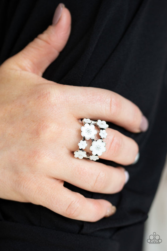 Paparazzi Floral Crowns - White
A collection of shiny white flowers delicately connect across the finger, creating a colorful layered look for a seasonal flair. Features a dainty stretchy band for a flexible fit.
