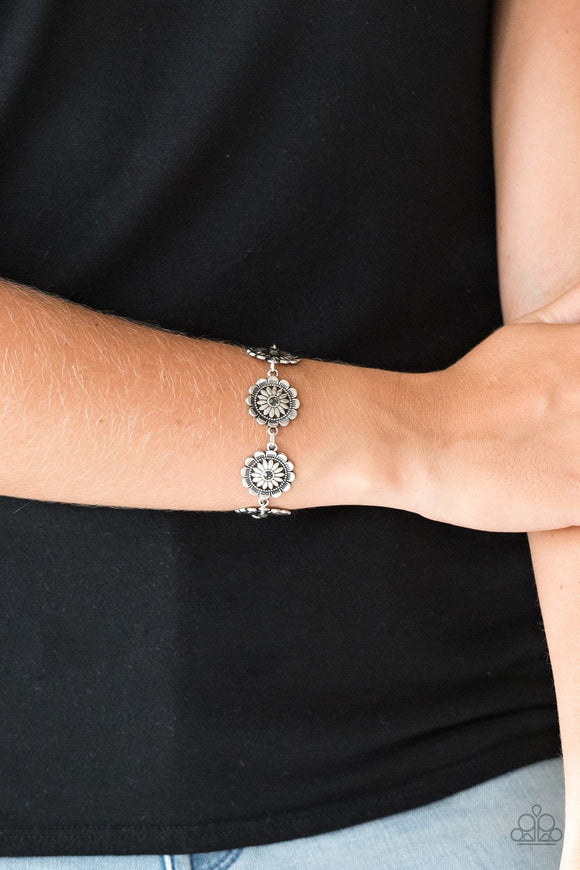 Paparazzi Funky Flower Child - Silver - Bracelet
Dotted with smoky rhinestone centers, ornate silver floral frames link across the wrist for a seasonal look. Features an adjustable clasp closure.
