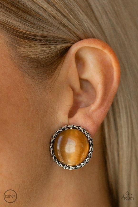Paparazzi Get Up And GLOW - Brown - Earrings
A braided silver frame spins around a glowing brown cat's eye center, creating a dramatic glow. Earring attaches to a standard clip-on fitting. 