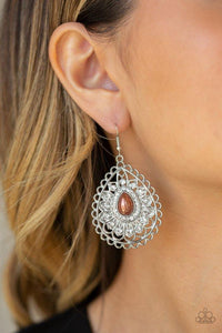 Paparazzi Glamour Grandeur - Brown - Earrings
Featuring a pearly brown center, a frilly silver teardrop radiates with floral-like details and glassy white rhinestones for an elegant finish. Earring attaches to a standard fishhook fitting. 