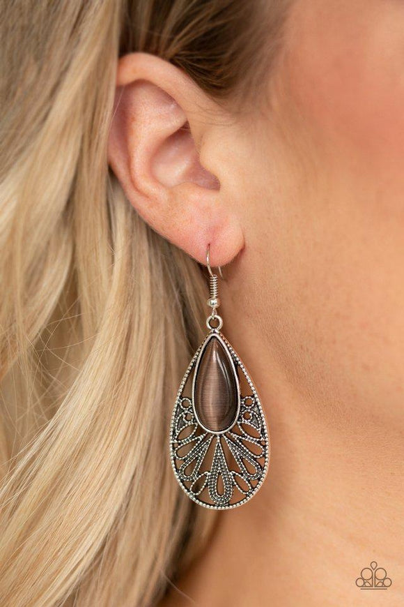 Paparazzi Glowing Tranquility - Brown - Earrings
Dotted filigree flares out from the bottom of a brown cat's eye stone, coalescing into an ornate teardrop frame. Earring attaches to a standard fishhook fitting. 