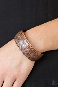 Paparazzi Gorgeously Gypsy - Copper - Bracelet
Embossed in whimsical floral patterns, an ornate copper cuff curls around the wrist for a seasonal look. 
