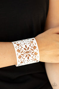 Paparazzi Hacienda Hotspot - White - Bracelet
Featuring an airy floral stenciled design, a shiny white cuff wraps around the wrist for a vivacious finish.
