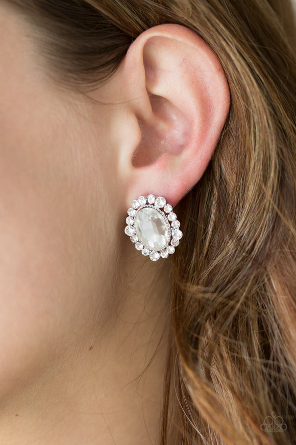 Paparazzi Hold Court - White - Earrings
Varying in size, dainty white rhinestones spin around a faceted white gem for a timeless look. Earring attaches to a standard post fitting.
