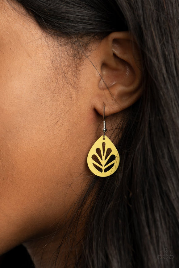 Paparazzi LEAF Yourself Wide Open - Yellow - Earrings
Painted in a sunny Illuminating finish, a dainty yellow leaf frame is stenciled in airy cutouts for a whimsical seasonal fashion. Earring attaches to a standard fishhook fitting.
