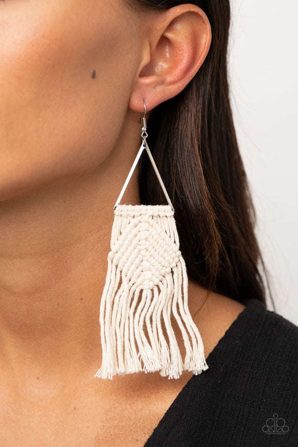 Paparazzi Macrame Jungle - White - Earrings
Soft white cording delicately knots and weaves around the bottom of an airy silver triangle, creating a colorful macram inspired fringe. Earring attaches to a standard fishhook fitting.
