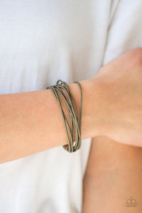 Paparazzi Mainstream Maverick - Brass - Bracelet
Brass spring-like wires layer across the wrist for a sleek industrial look. Features a magnetic closure.
