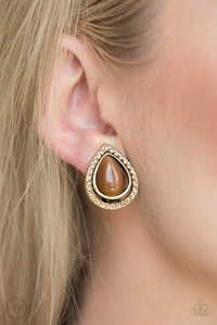 Paparazzi Noteworthy Shimmer - Brass - Earrings
Encrusted in golden topaz rhinestones, a radiant brass ribbon spins around a glowing brown moonstone center, creating a refined teardrop. Earring attaches to a standard clip-on fitting.