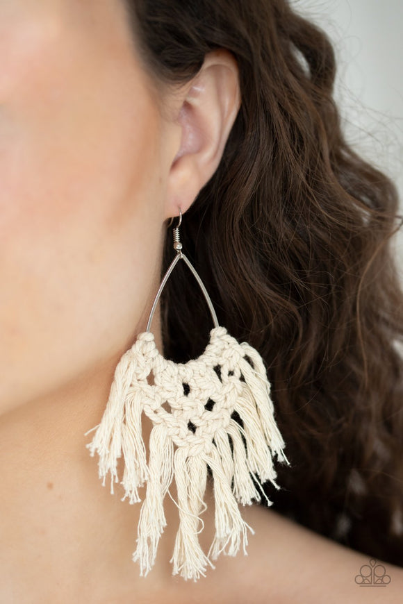 Paparazzi Oh MACRAME, Oh My - White - Earrings
Soft twine is decoratively knotted around a silver teardrop frame, creating a statement making fringe. Earring attaches to a standard fishhook fitting.
