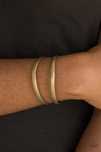 Paparazzi Palm Trees And Pyramids - Brass - Bracelet
Antiqued brass bars race across the wrist, coalescing into an airy cuff. The shimmery bars slightly flare at the center, for a subtle geometric finish.