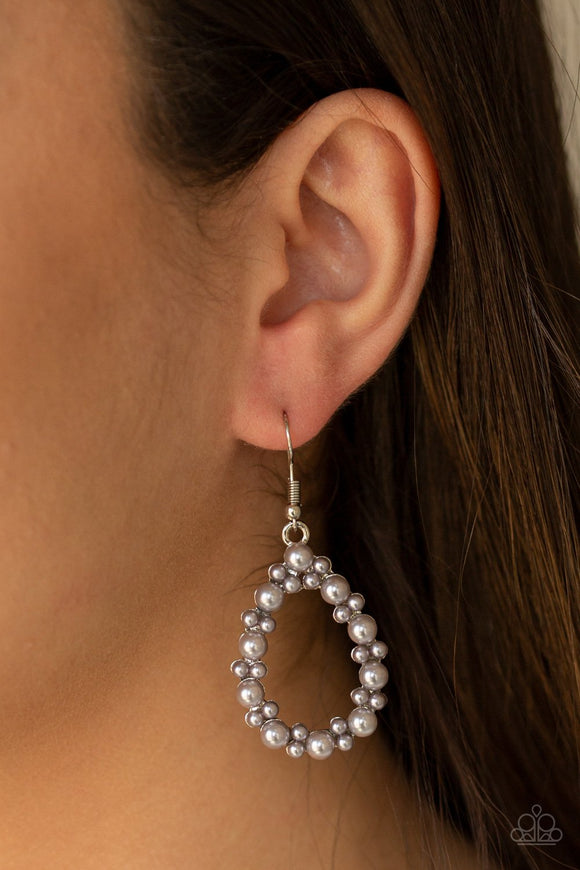 Paparazzi Pearl Spectacular - Silver - Earrings
A refined collection of dainty silver pearls dot the front of a silver teardrop, creating a bubbly frame. Earring attaches to a standard fishhook fitting.