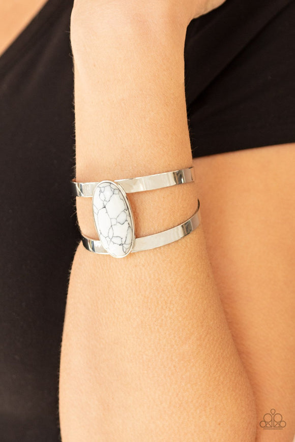 Paparazzi Quarry Queen - White - Bracelet
An oval white stone is nestled atop the center of two shiny silver bars that curl into an airy cuff around the wrist.
