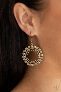 Paparazzi Radiating Radiance - Brass - Earrings
Asymmetrical brass discs flare out from an antiqued brass ring featuring an airy brass studded center, creating a radiant hoop. Earring attaches to a standard fishhook fitting.
