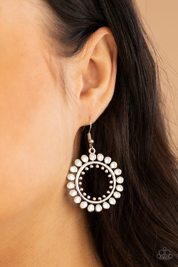 Paparazzi Radiating Radiance - Silver - Earrings
Asymmetrical silver discs flare out from a shiny silver ring featuring an airy silver studded center, creating a radiant hoop. Earring attaches to a standard fishhook fitting.
