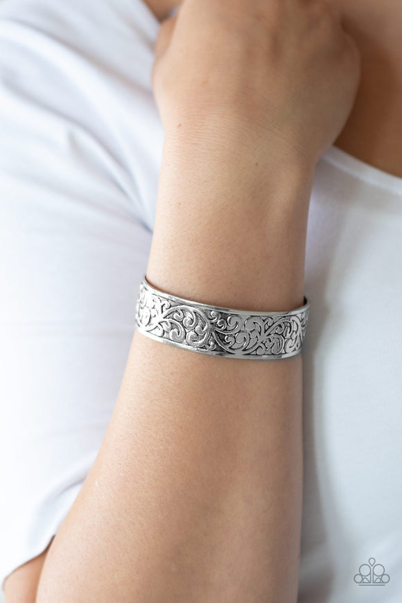 Paparazzi Read The VINE Print - Silver - Bracelet
Brushed in an antiqued shimmer, vine-like filigree is embossed across the front of the a thick silver cuff for a whimsical look.
