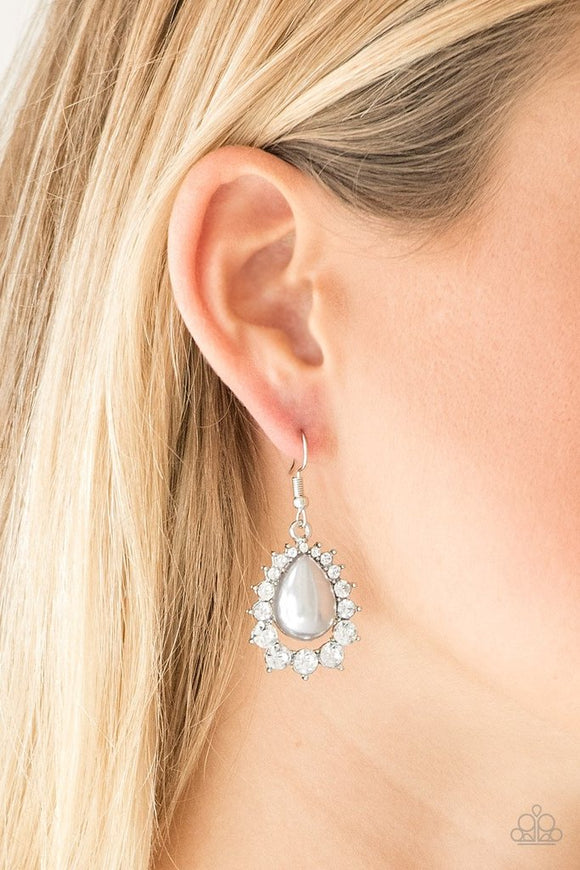 Paparazzi Regal Renewal - Silver - Earrings
Gradually increasing in size, glassy white rhinestones spin around a pearly silver teardrop center, creating a regal lure. Earring attaches to a standard fishhook fitting.
