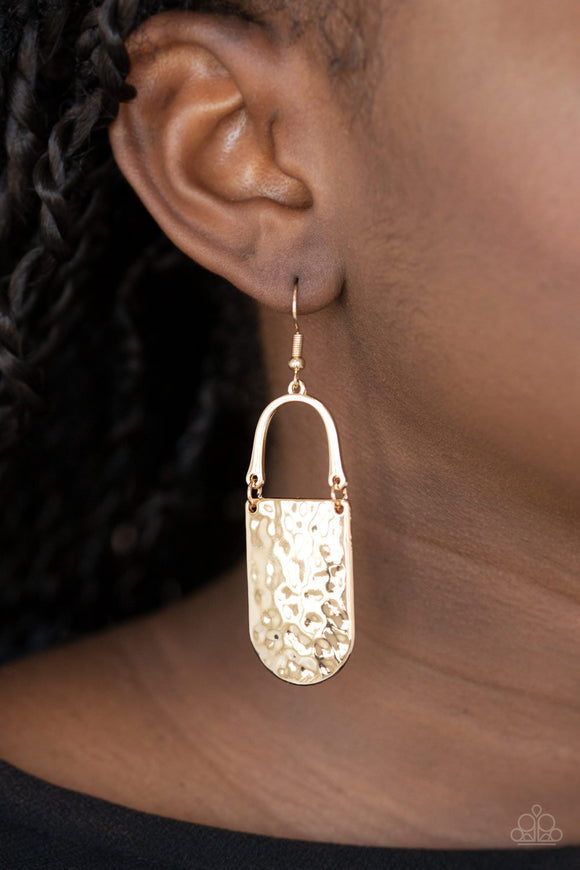 Paparazzi Resort Relic - Gold - Earrings
A hammered gold piece links to the bottom of a bowing gold bar, creating an abstract lure. Earring attaches to a standard fishhook fitting.
