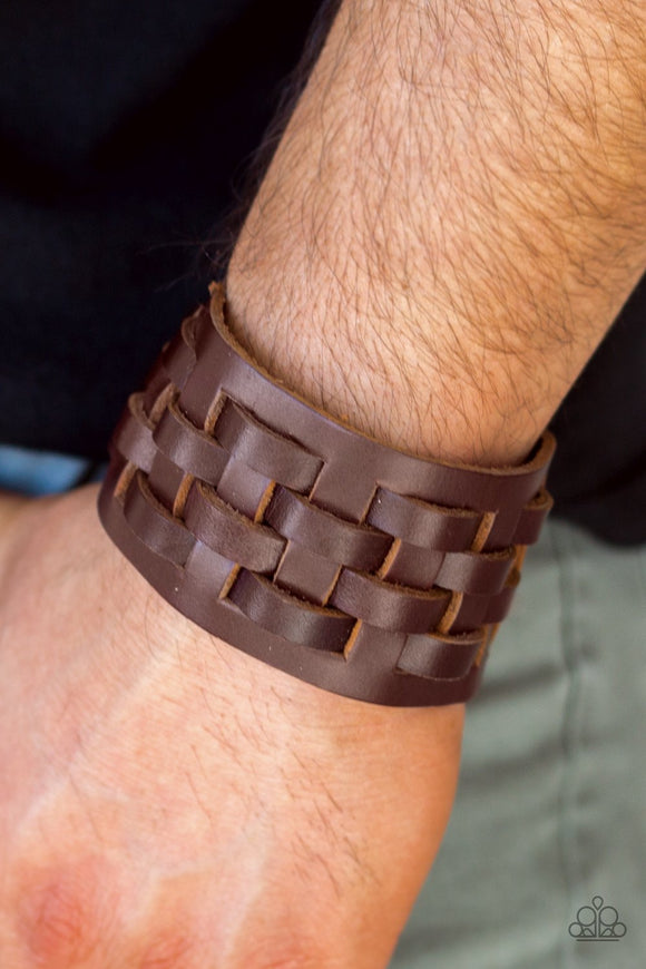 Paparazzi Road Hog - Brown - Bracelet
Strips of brown leather bands weave through a thick leather band for a rugged look. Features an adjustable snap closure.
