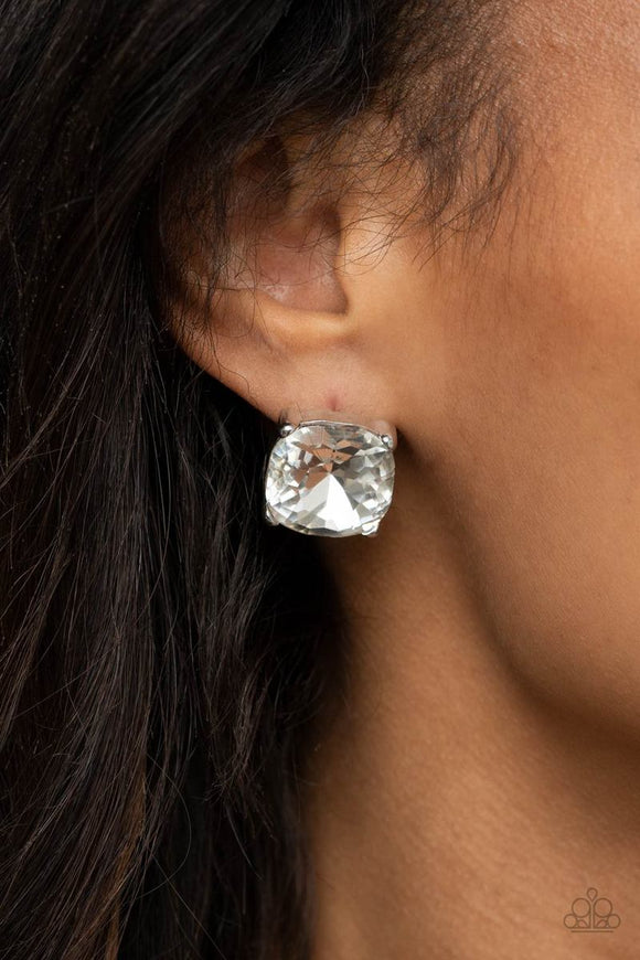 Paparazzi Royalty High - White - Earrings
A dramatically oversized white gem is nestled atop a pronged silver frame, creating a jaw-dropping dazzle. Earring attaches to a standard post fitting.
