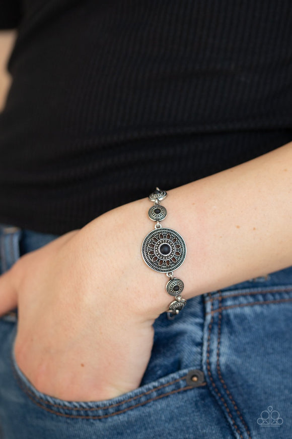 Paparazzi Rustic Renegade - Black - Bracelet
Dotted with dainty black stone centers, studded silver floral frames delicately link around the wrist for a rustic flair. Features an adjustable clasp closure.
