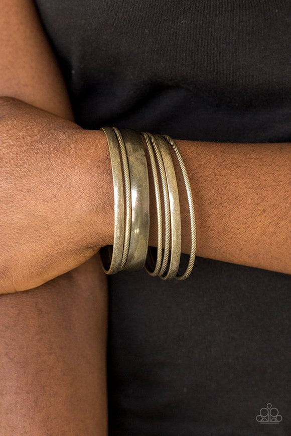 Paparazzi Sahara Shimmer - Brass - Bracelet
Featuring smooth and serrated surfaces, antiqued brass bangles stack across the wrist for a seasonal look.
